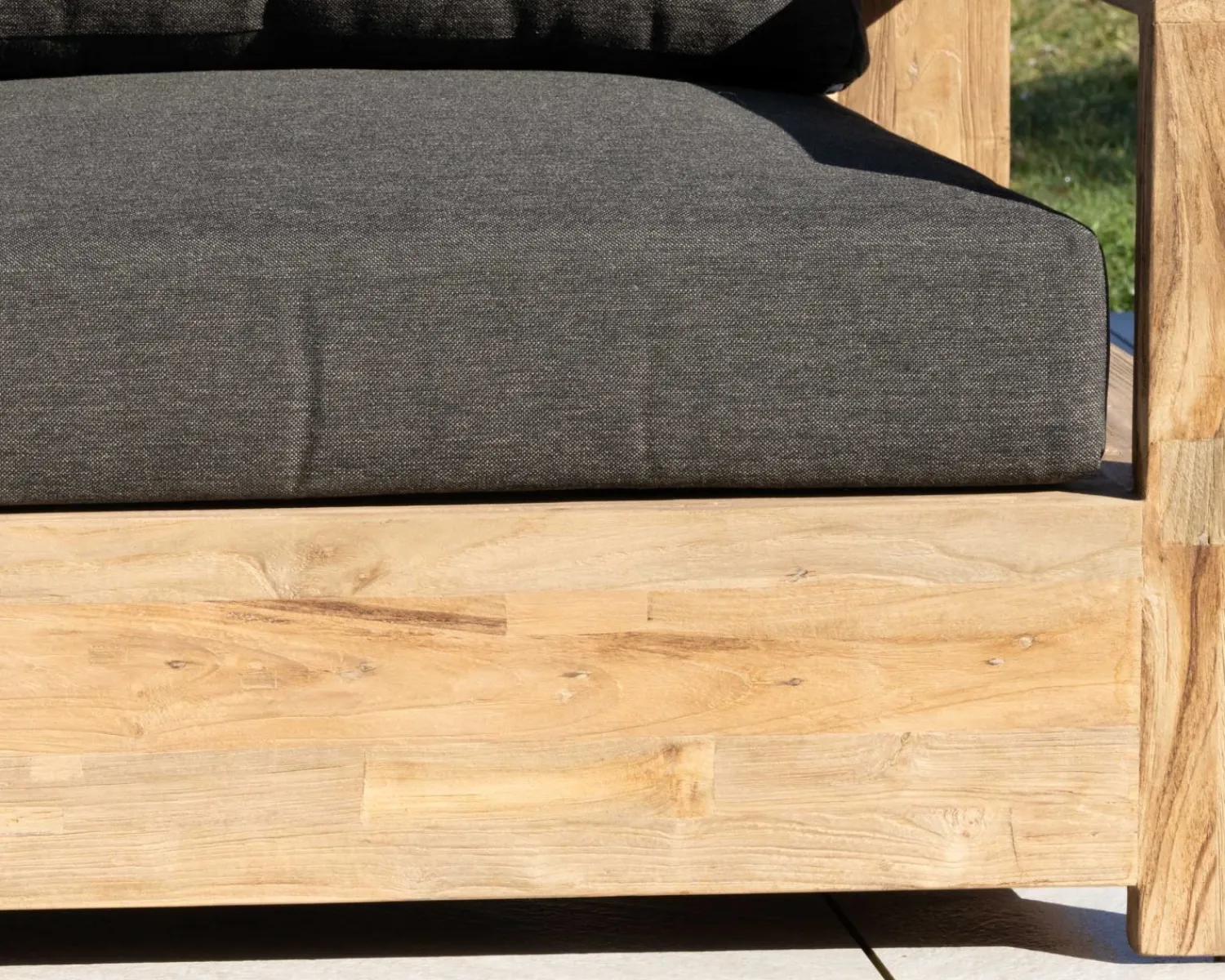 Meuble House Fauteuil de jardin haut de gamme "Zénith" en teck matelassé tissu gris foncé