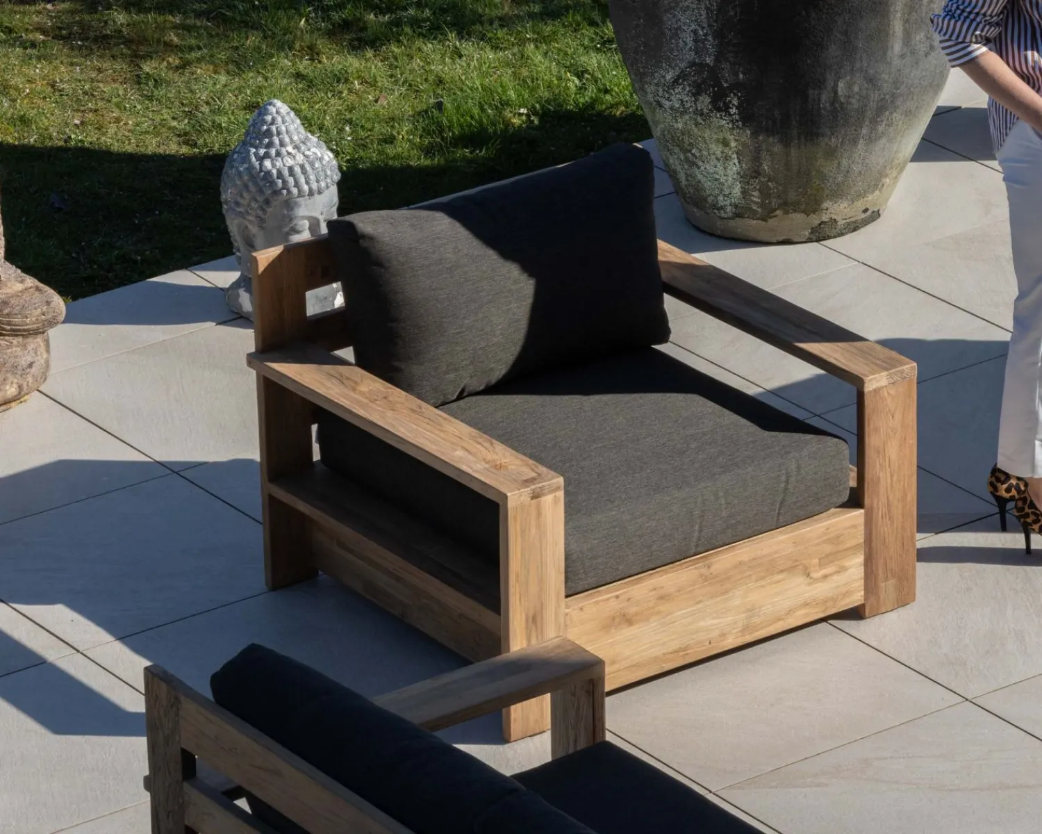 Meuble House Fauteuil de jardin haut de gamme "Zénith" en teck matelassé tissu gris foncé