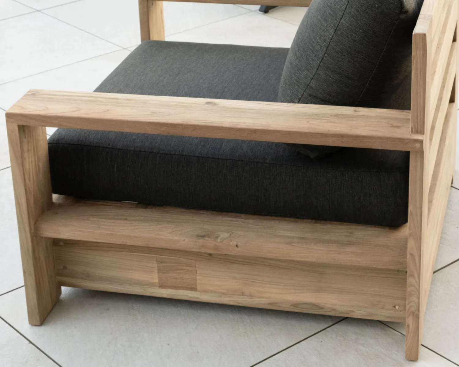 Meuble House Fauteuil de jardin haut de gamme "Zénith" en teck matelassé tissu gris foncé