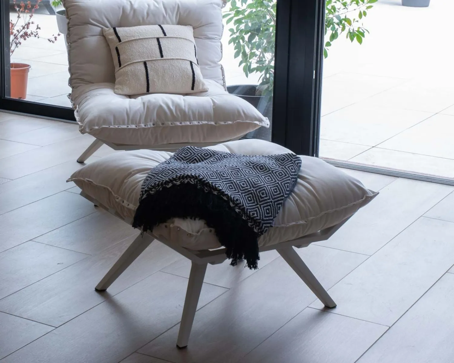 Meuble House Fauteuil d'extérieur blanc avec repose-pieds modulaire structure aluminium blanche "Lisca" Hot
