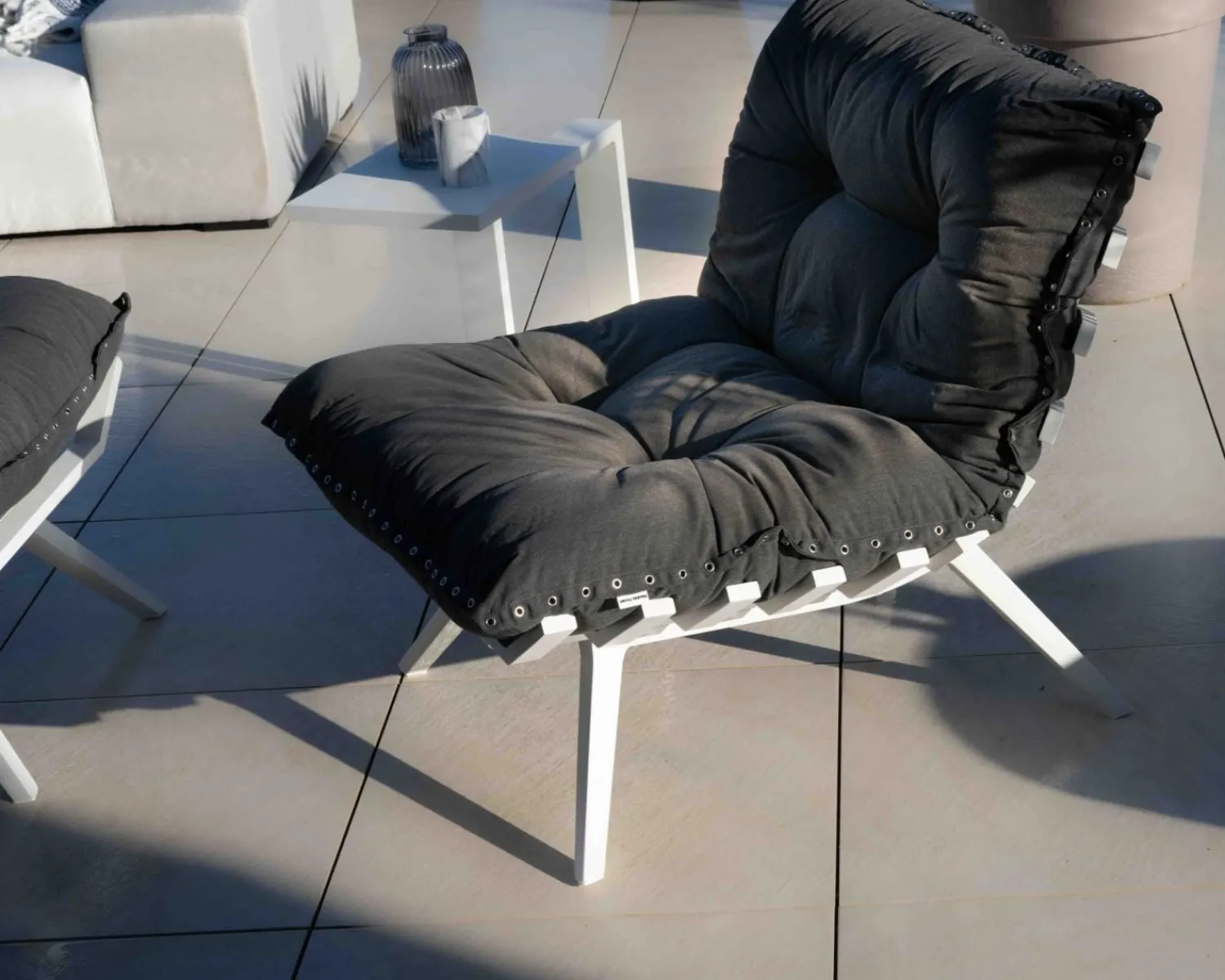Meuble House Fauteuil d'extérieur grand confort avec repose-pieds modulaire gris foncé et blanc "Lisca" New