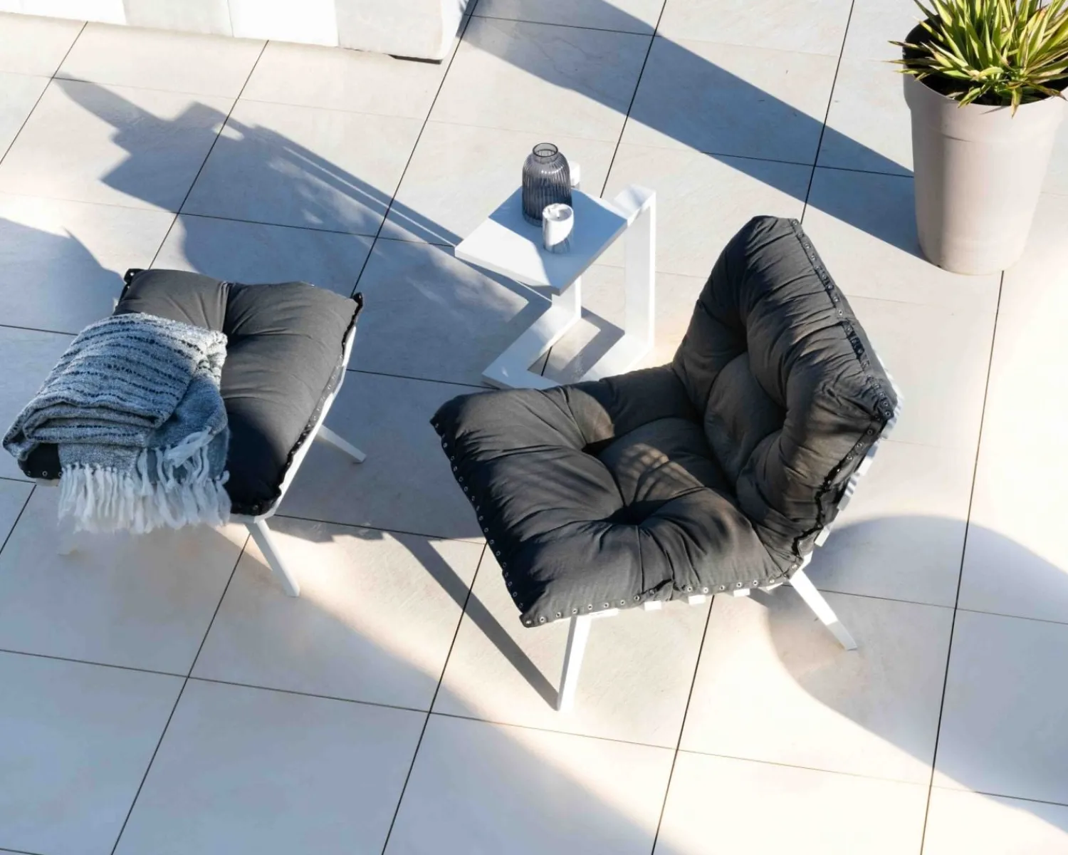 Meuble House Fauteuil d'extérieur grand confort avec repose-pieds modulaire gris foncé et blanc "Lisca" New