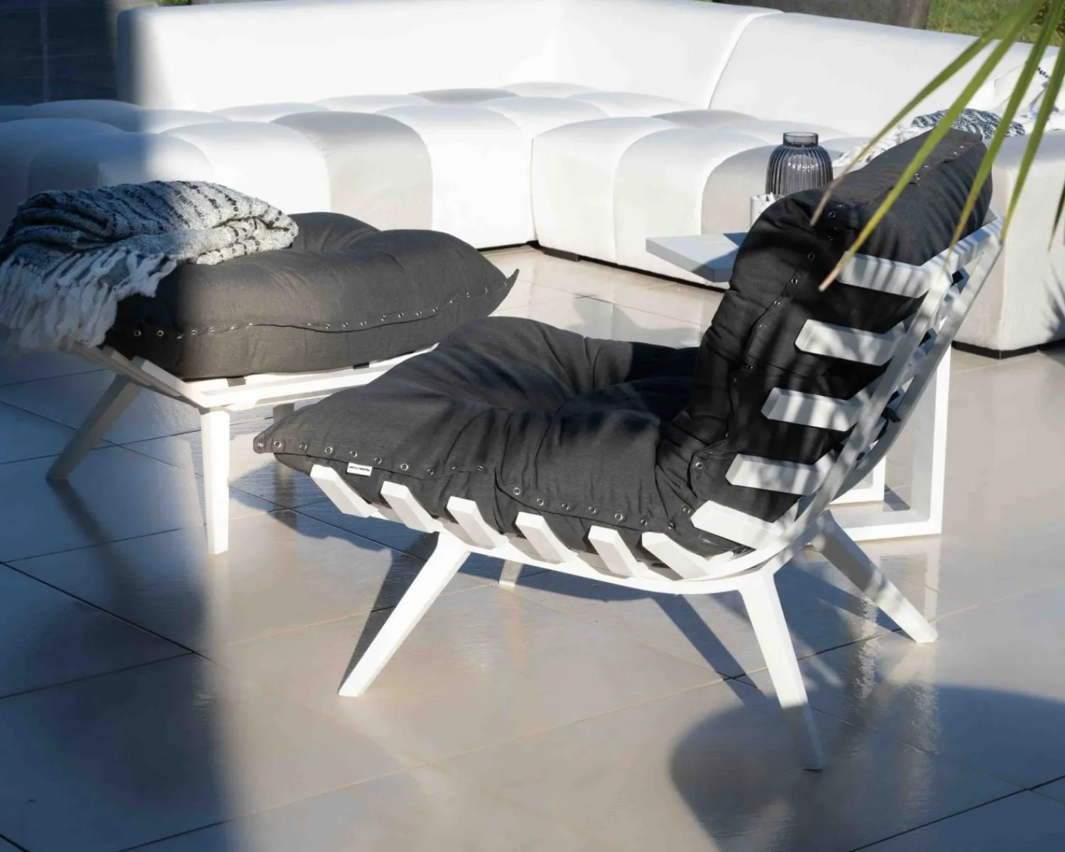 Meuble House Fauteuil d'extérieur grand confort avec repose-pieds modulaire gris foncé et blanc "Lisca" New