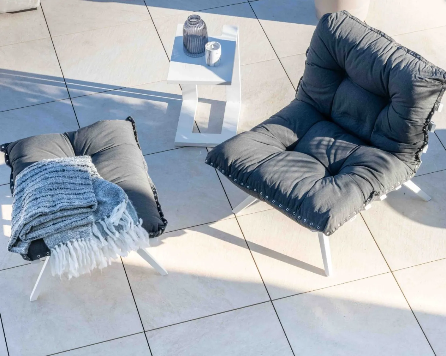 Meuble House Fauteuil d'extérieur grand confort avec repose-pieds modulaire gris foncé et blanc "Lisca" New