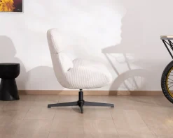 Meuble House Fauteuil enveloppant en tissu blanc et pied pivotant en métal 