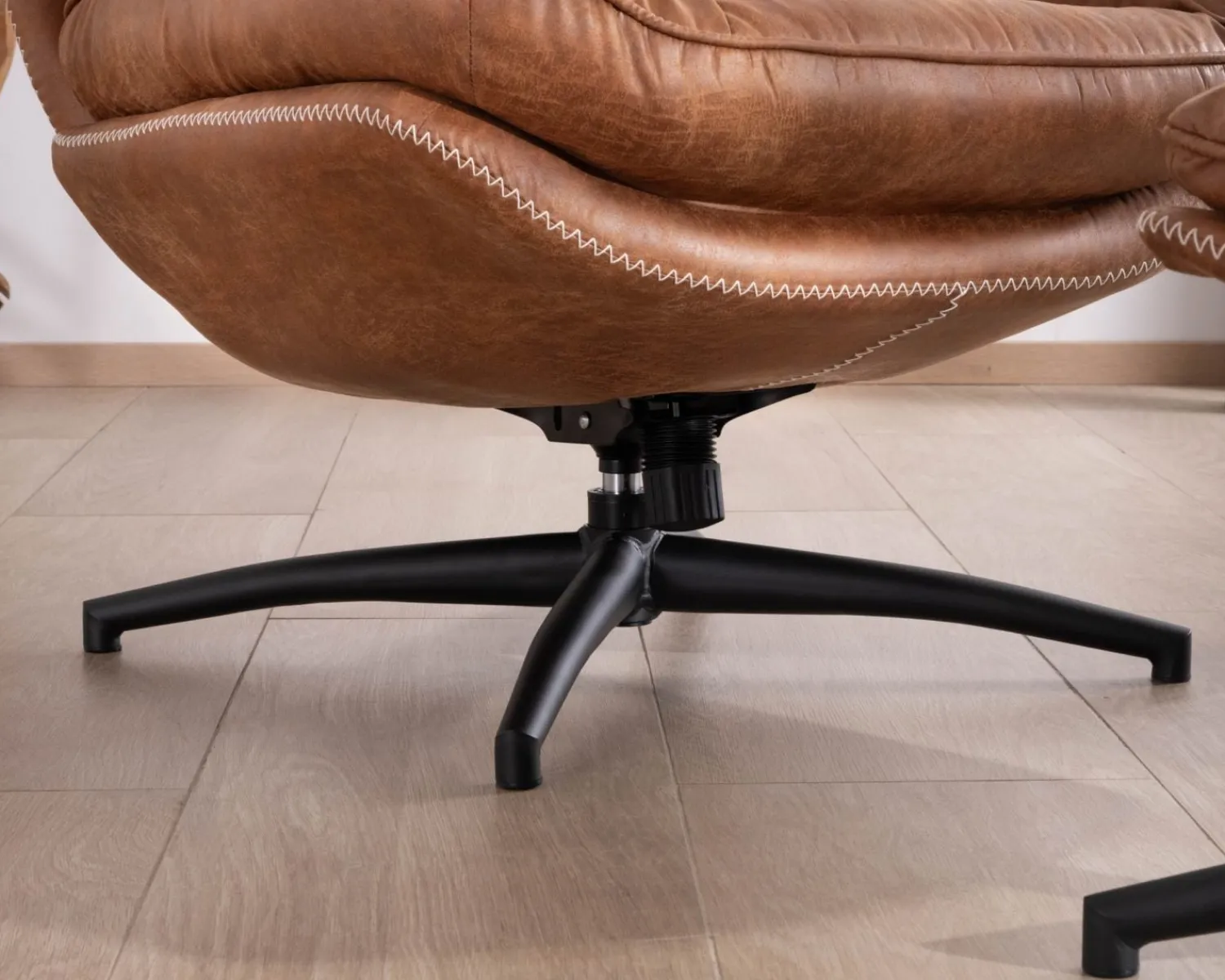 Meuble House Fauteuil pivotant esprit rétro avec pouf en tissu microfibre coloris havane "Branson"