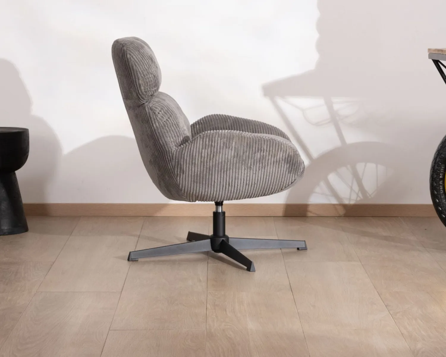 Meuble House Fauteuil rétro en tissu gris et pied pivotant en métal noir "Bissett" Clearance