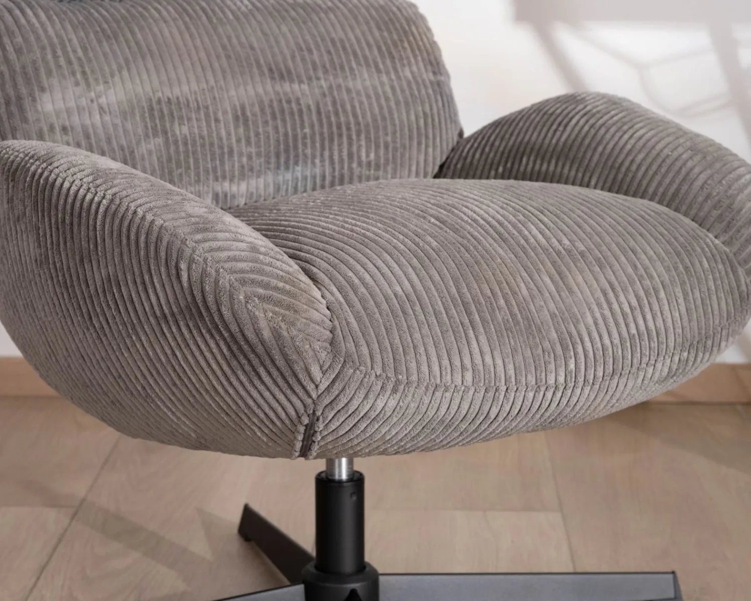 Meuble House Fauteuil rétro en tissu gris et pied pivotant en métal noir "Bissett" Clearance