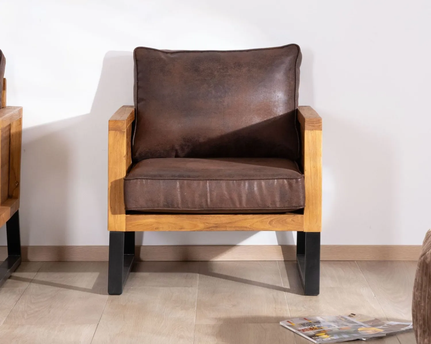 Meuble House Fauteuil style club en teck et tissu aspect cuir "Roster" Online