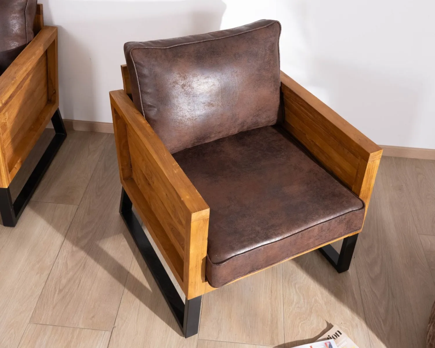Meuble House Fauteuil style club en teck et tissu aspect cuir "Roster" Online