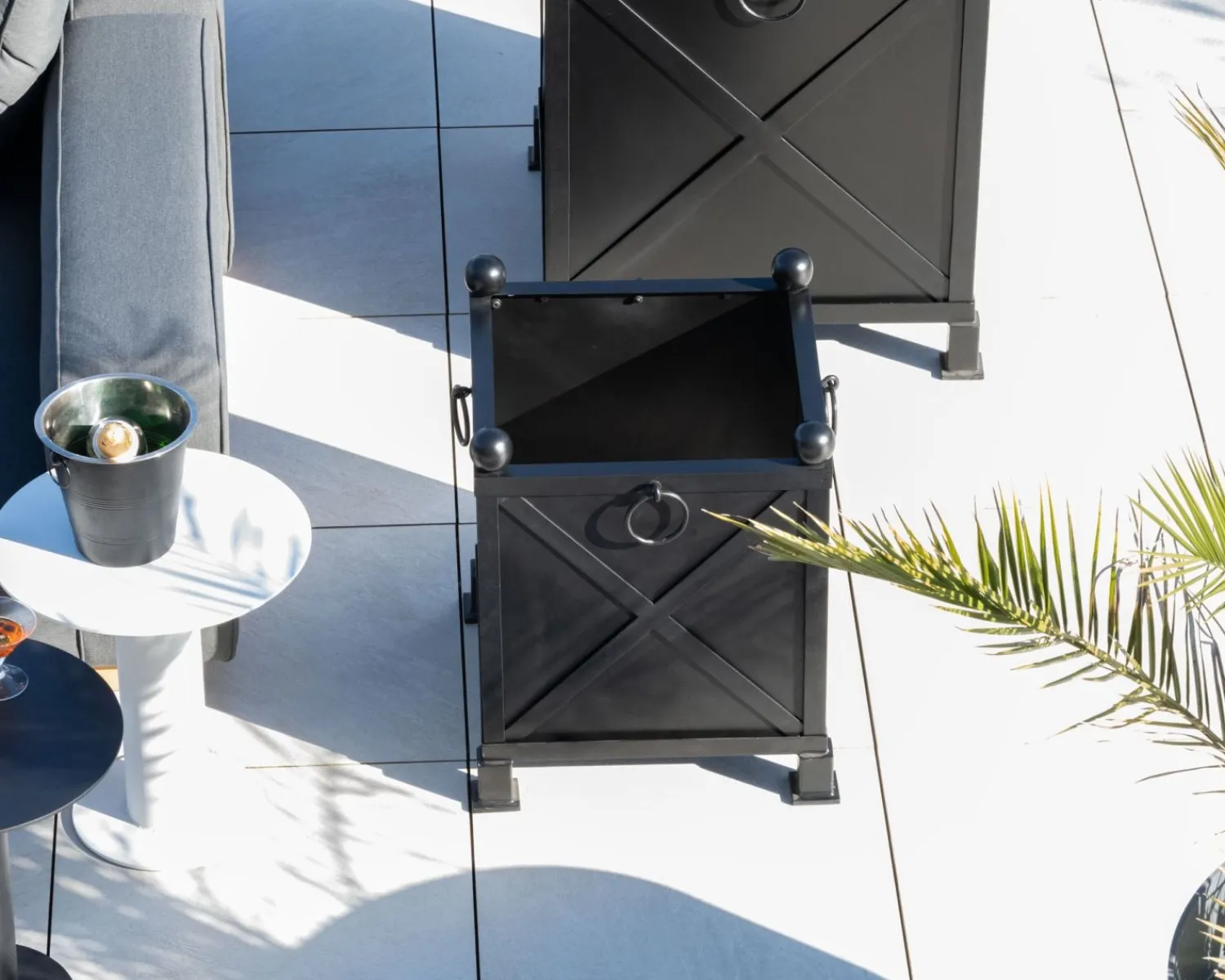 Meuble House Grand bac décoratif carré 75 cm pour plantations "Gardénia" en métal noir Discount