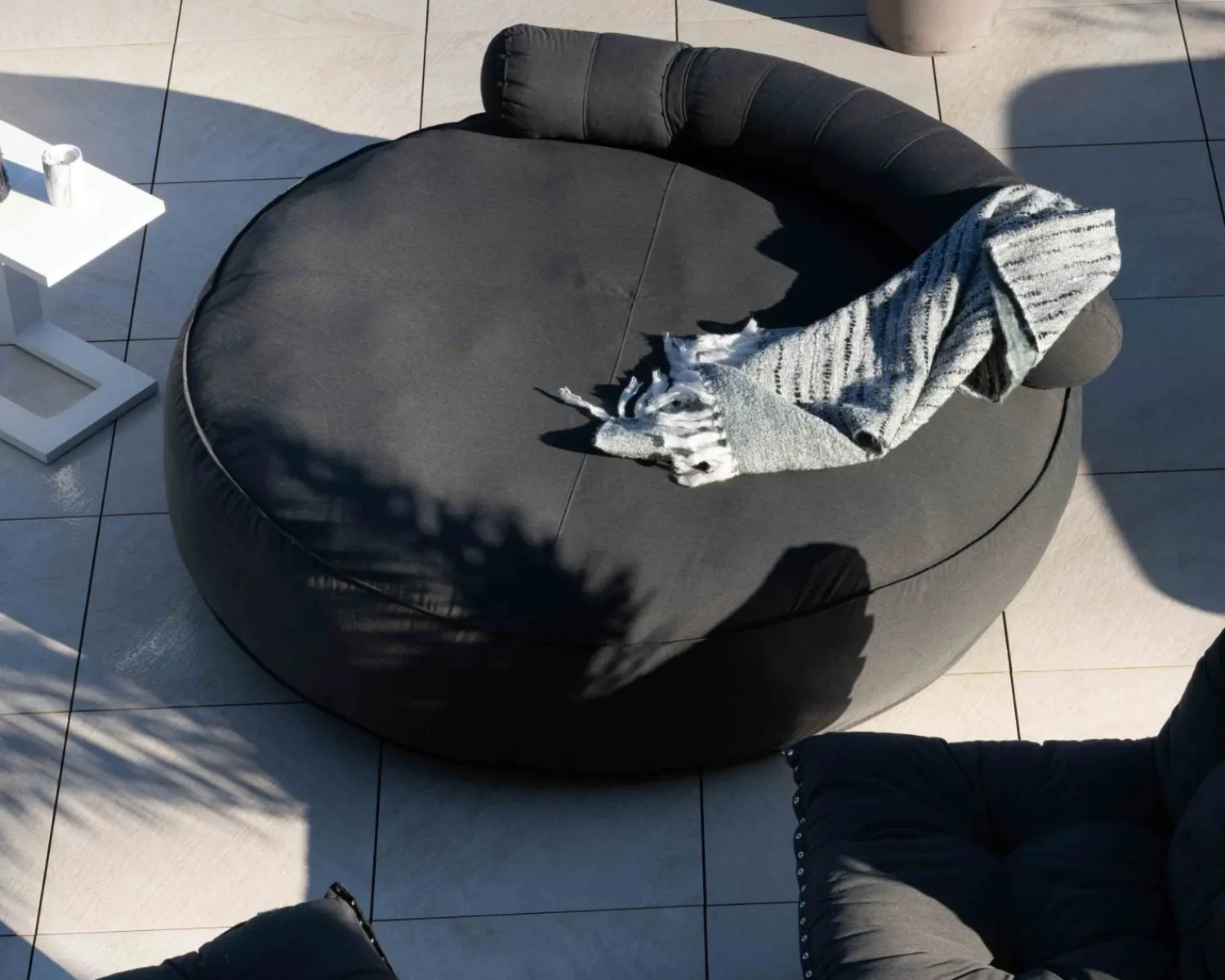 Meuble House Grand bain de soleil ultra-moelleux en tissu gris foncé "Saint Tropez" diamètre 1m80 New