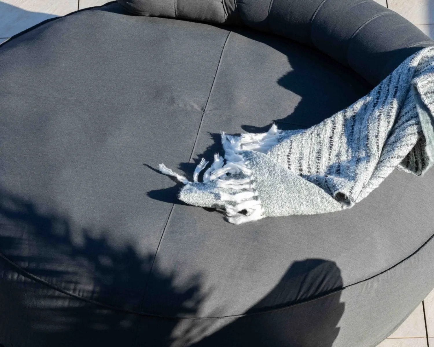 Meuble House Grand bain de soleil ultra-moelleux en tissu gris foncé "Saint Tropez" diamètre 1m80 New
