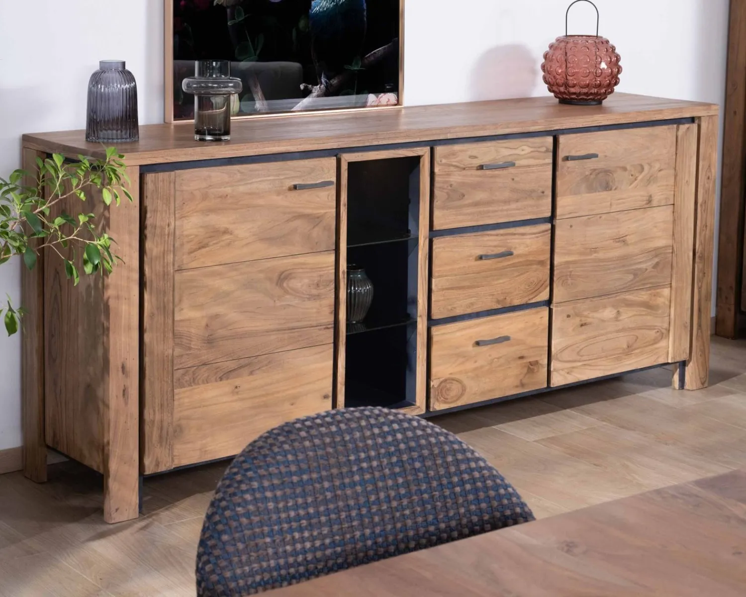 Meuble House Grand buffet 215 cm acacia massif avec relief noirs, tiroirs et niche avec étagères vitrées "Fantaisie"