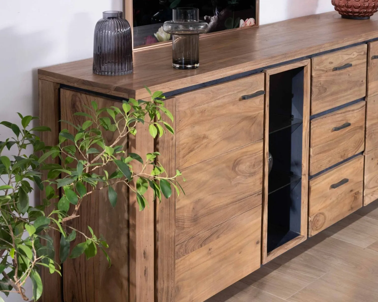Meuble House Grand buffet 215 cm acacia massif avec relief noirs, tiroirs et niche avec étagères vitrées "Fantaisie"