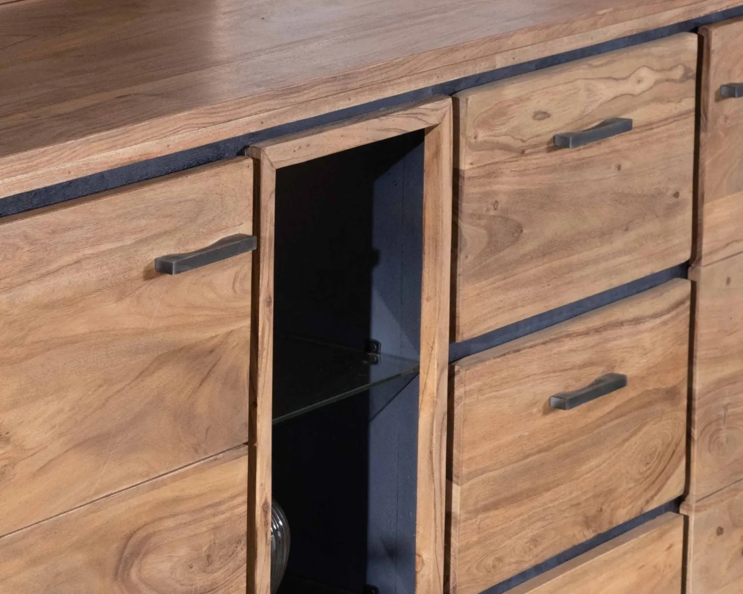 Meuble House Grand buffet 215 cm acacia massif avec relief noirs, tiroirs et niche avec étagères vitrées "Fantaisie"