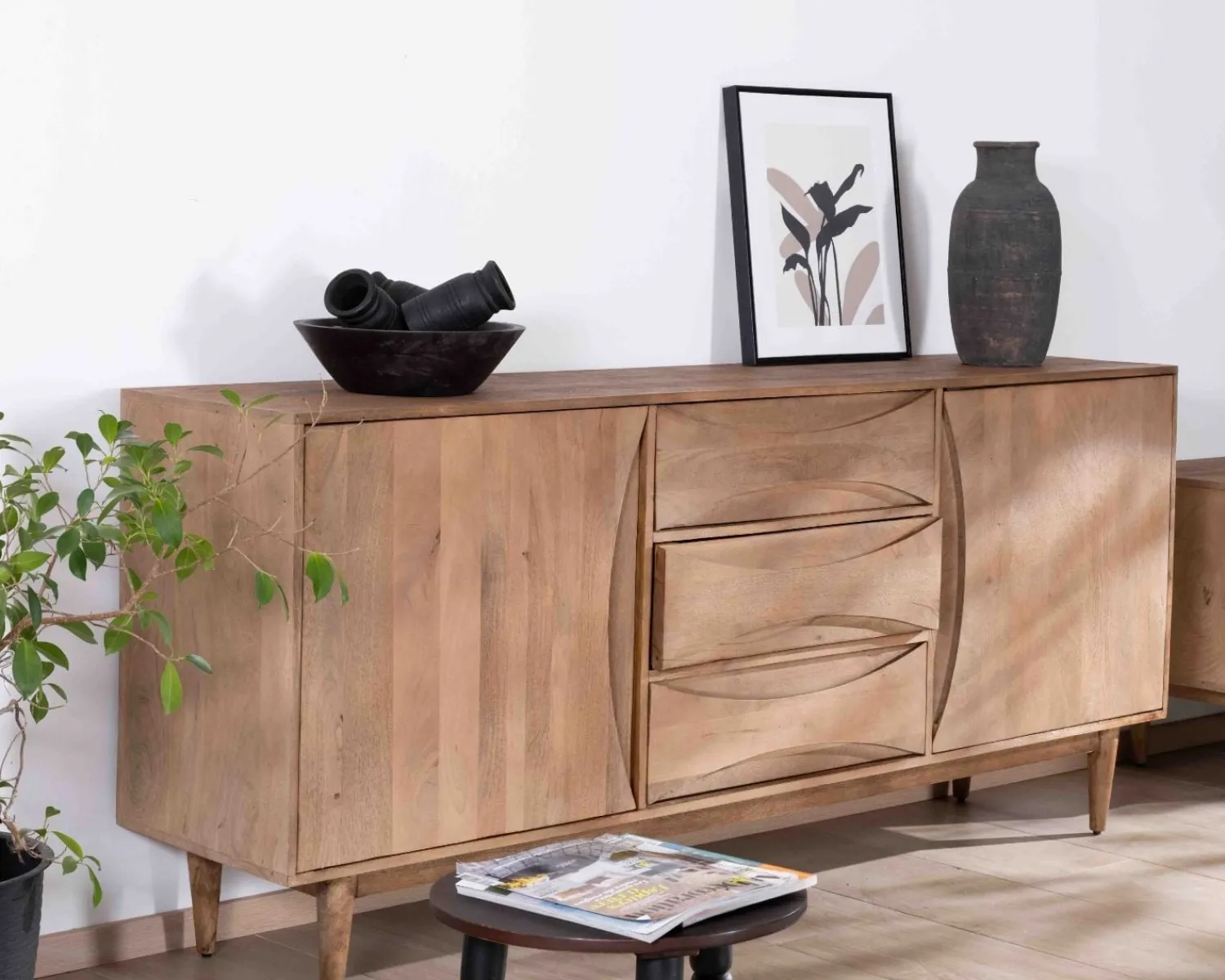Meuble House Grand buffet contemporain en manguier avec portes et tiroirs poignées encastrées "Cabure" Sale