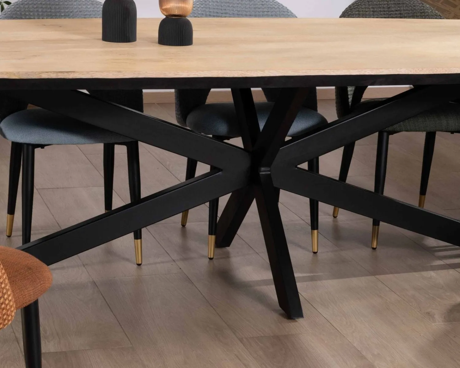 Meuble House Grande table de repas 300cm manguier massif finition sablée bords biseautés noirs et pieds étoile "Pise" Sale