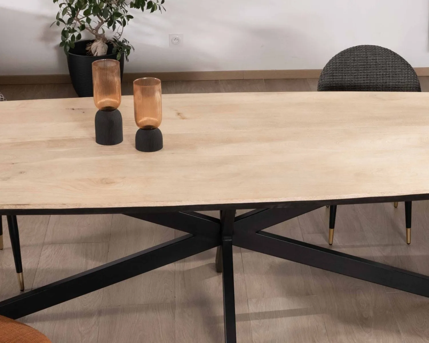 Meuble House Grande table de repas 300cm manguier massif finition sablée bords biseautés noirs et pieds étoile "Pise" Sale