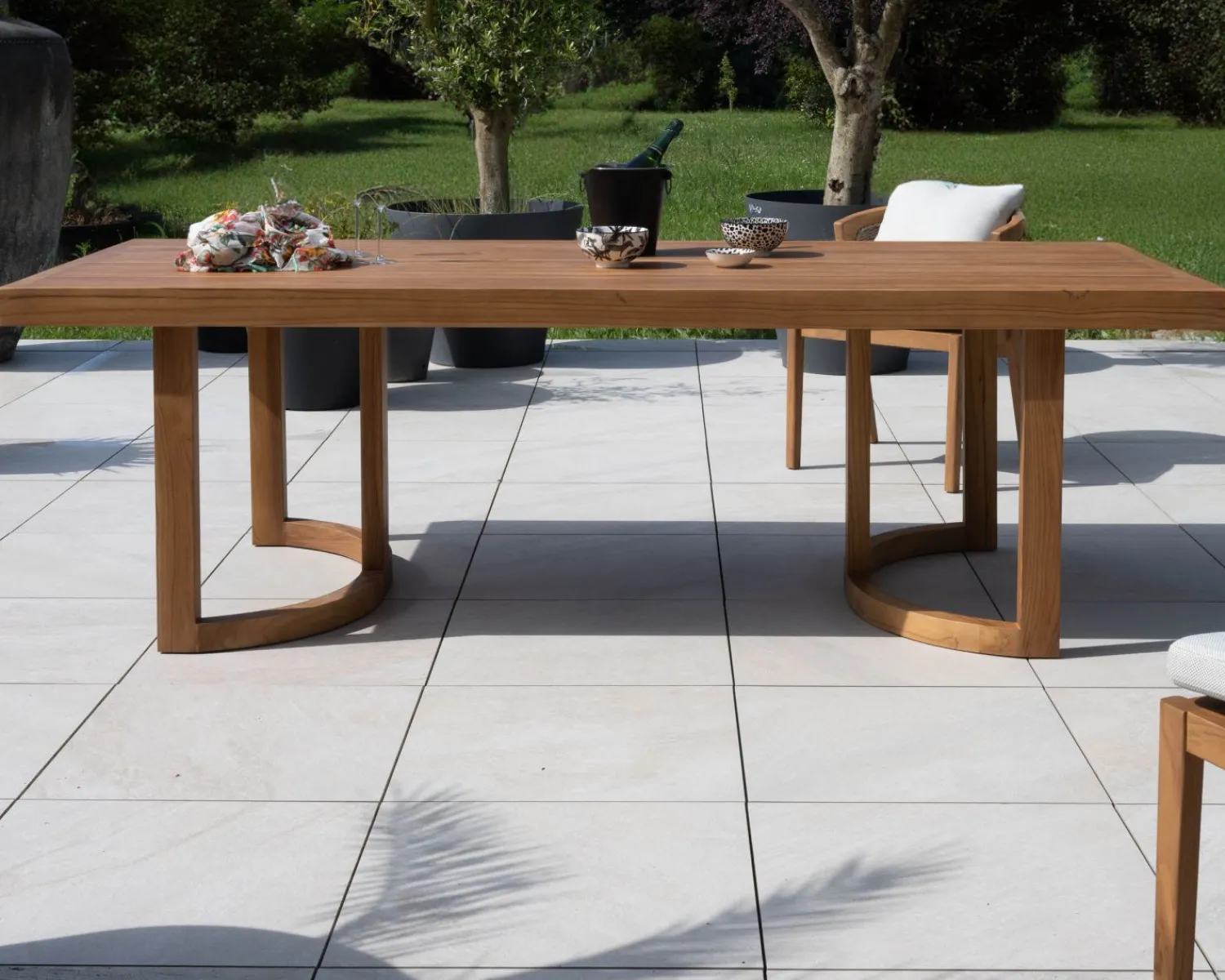 Meuble House Grande table de repas extérieure 240 cm en teck "Orchaise" finition naturelle New