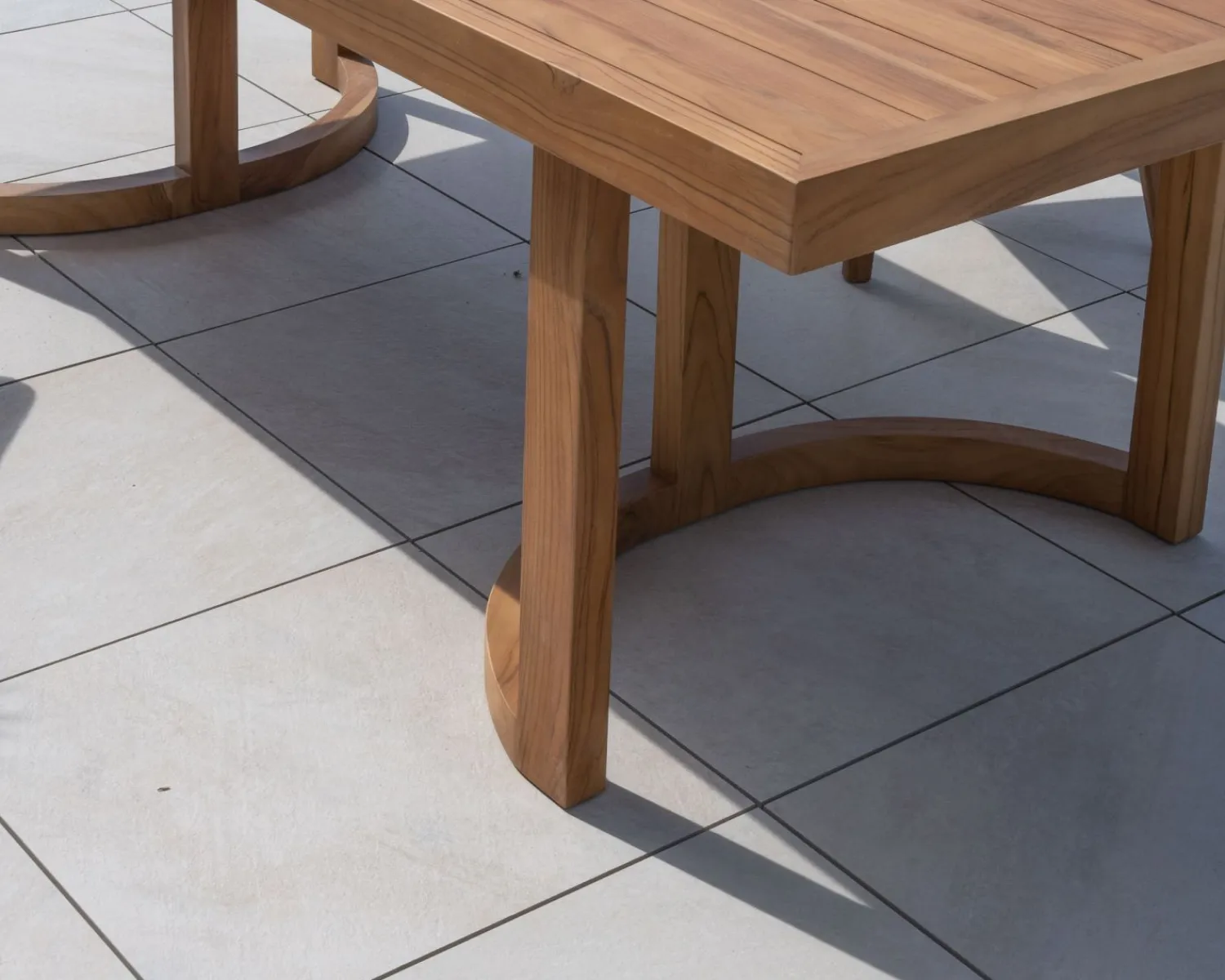 Meuble House Grande table de repas extérieure 240 cm en teck "Orchaise" finition naturelle New