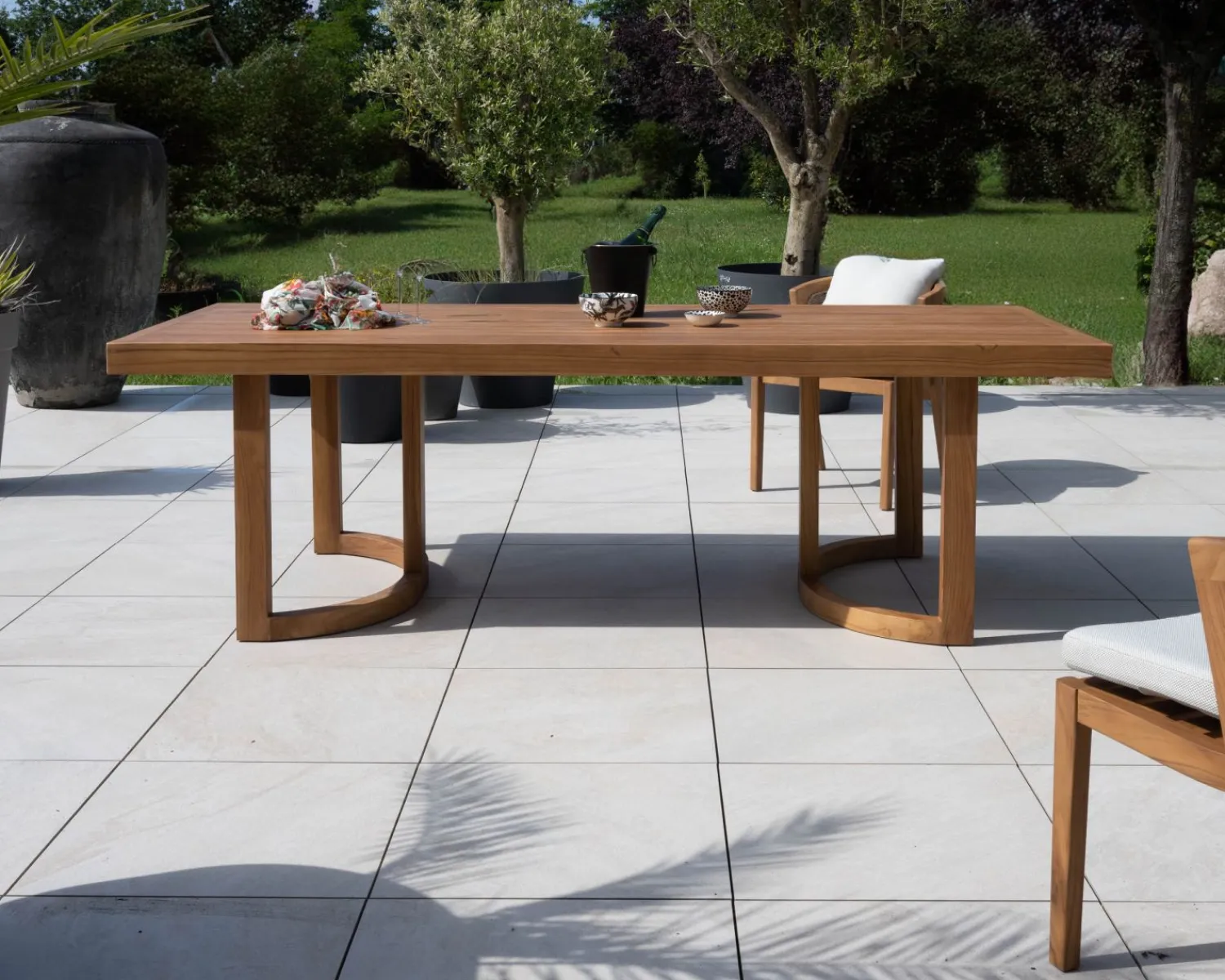 Meuble House Grande table de repas extérieure 240 cm en teck "Orchaise" finition naturelle New