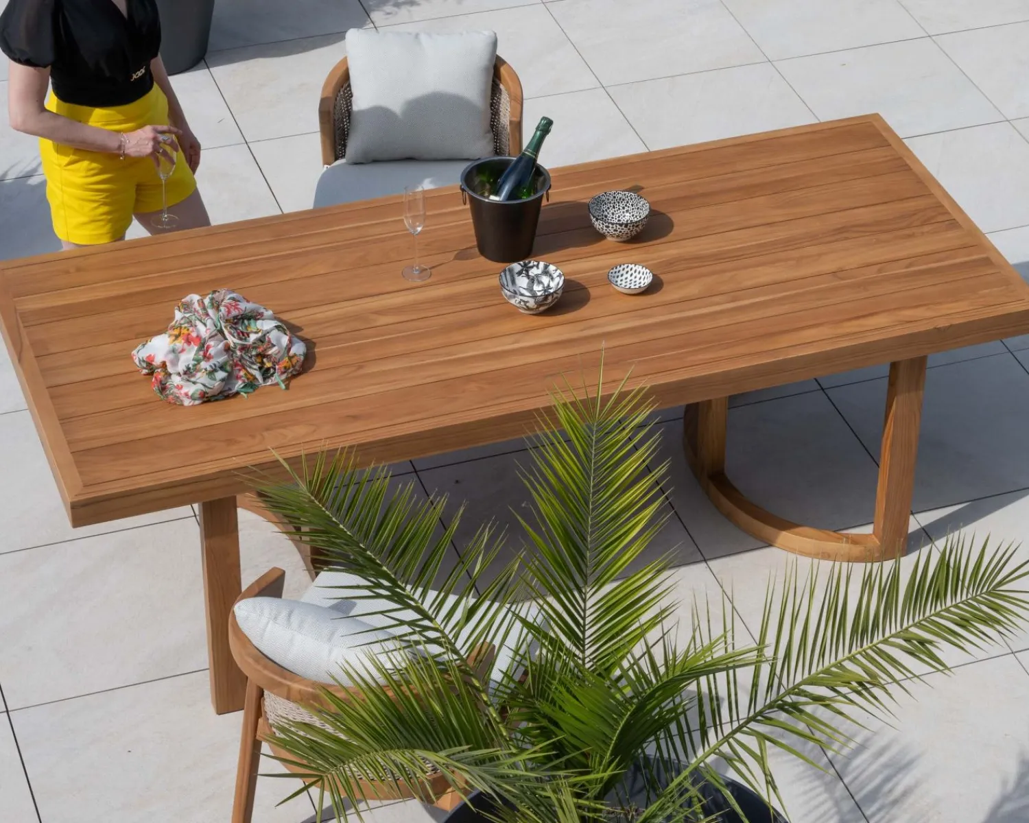 Meuble House Grande table de repas extérieure 240 cm en teck "Orchaise" finition naturelle New