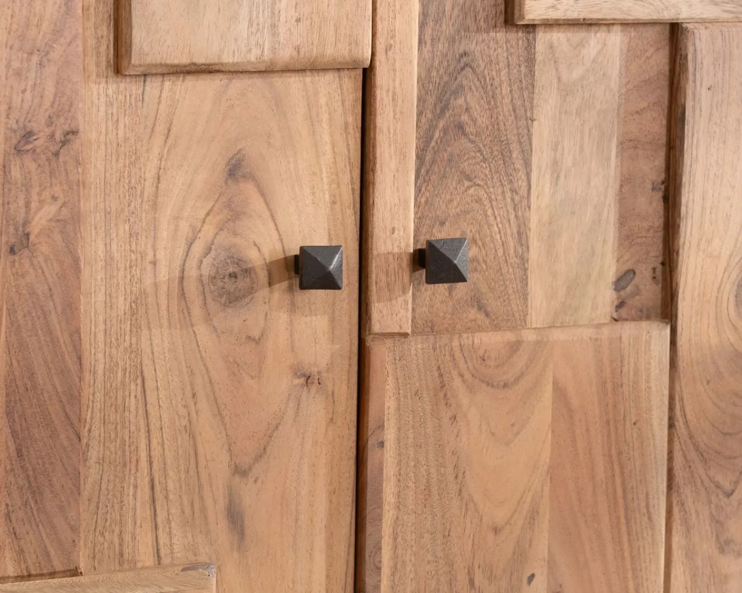 Meuble House Grande vitrine 4 portes style rétro en acacia et métal "Puzzle" façades motif empiècements New