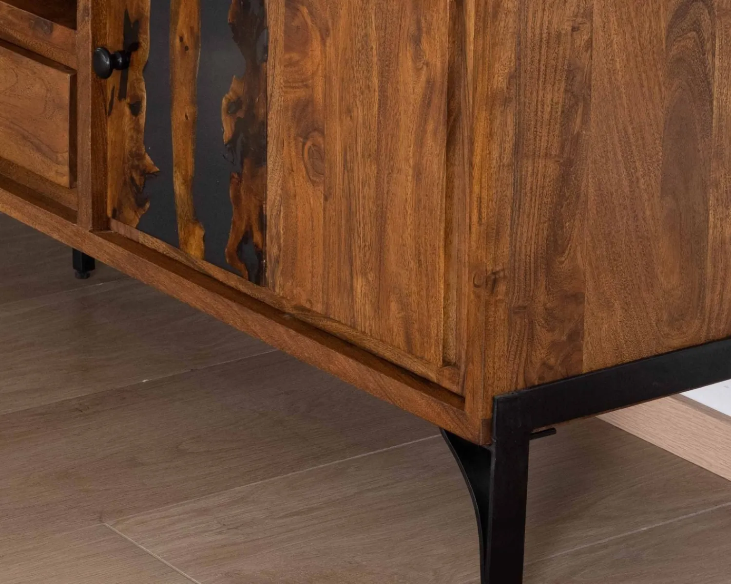 Meuble House Grand meuble TV 200cm style ethnique avec motif résine "Membatu" acacia massif et piètement métal Hot