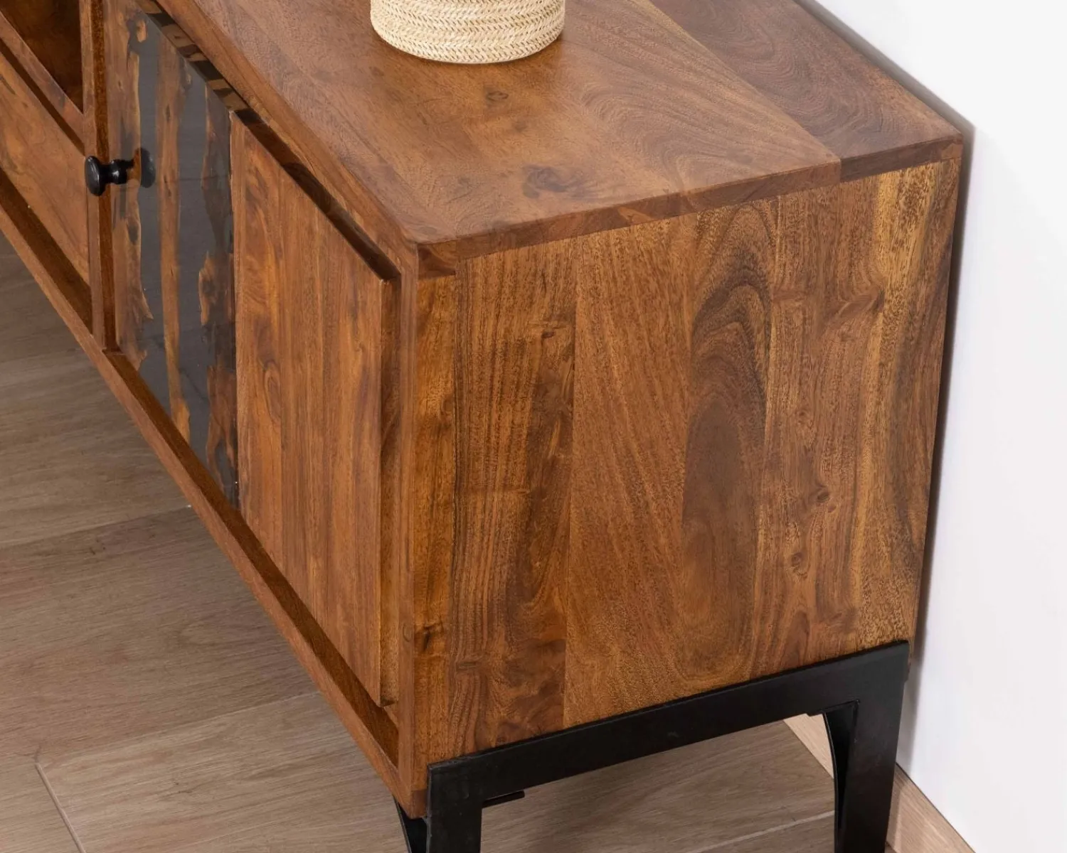 Meuble House Grand meuble TV 200cm style ethnique avec motif résine "Membatu" acacia massif et piètement métal Hot