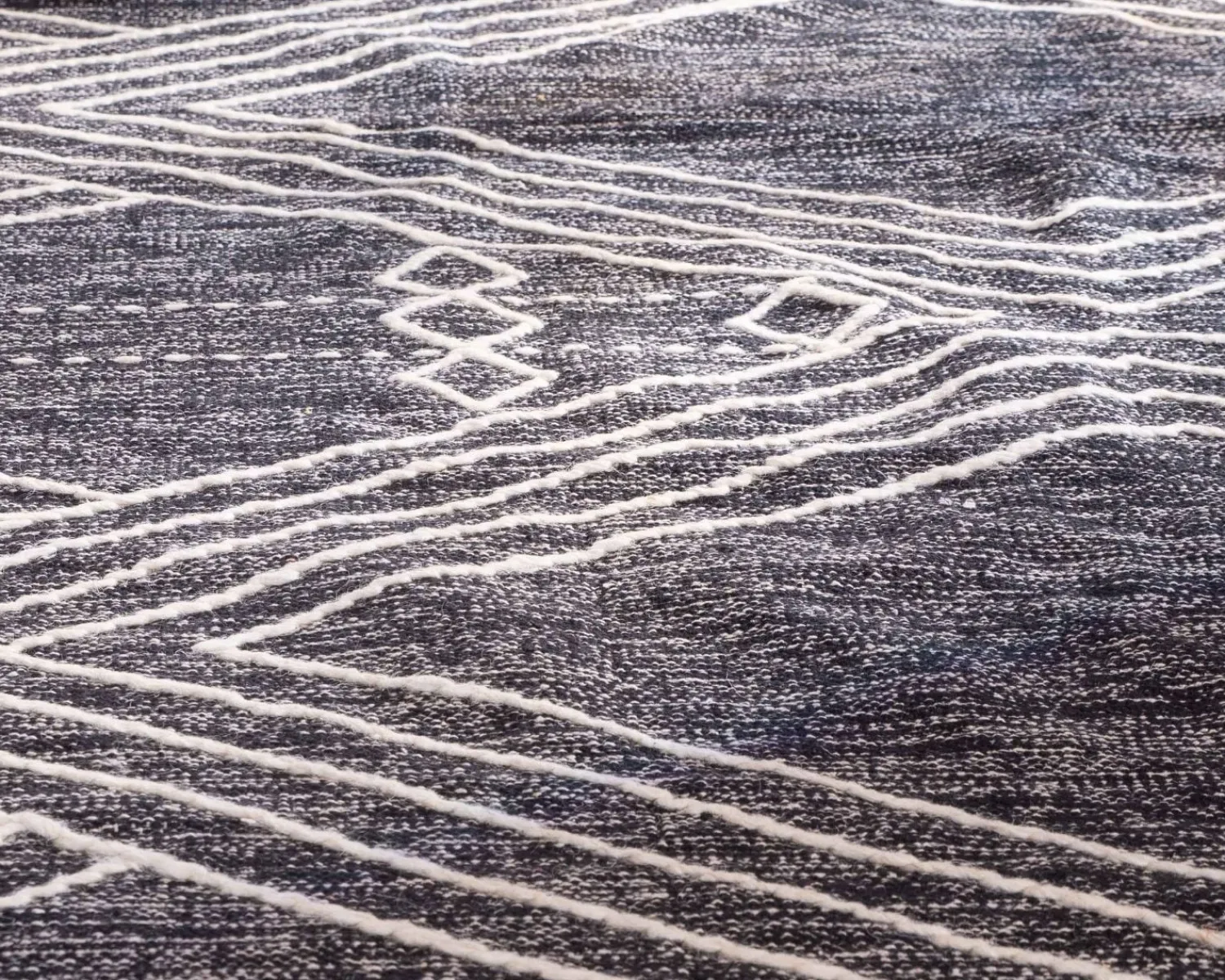 Meuble House Grand tapis ethnique noir motifs brodés blancs "Solira" 300x200cm Online