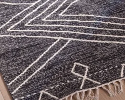 Meuble House Grand tapis ethnique noir motifs brodés blancs