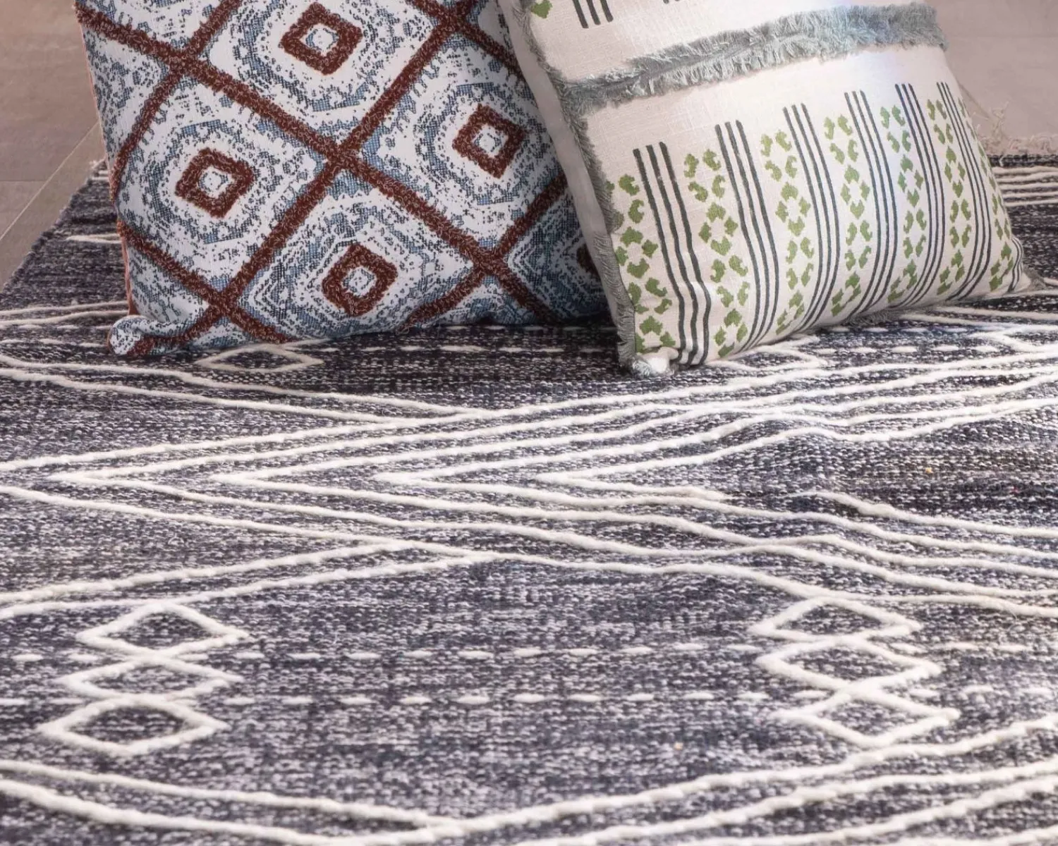 Meuble House Grand tapis ethnique noir motifs brodés blancs "Solira" 300x200cm Online
