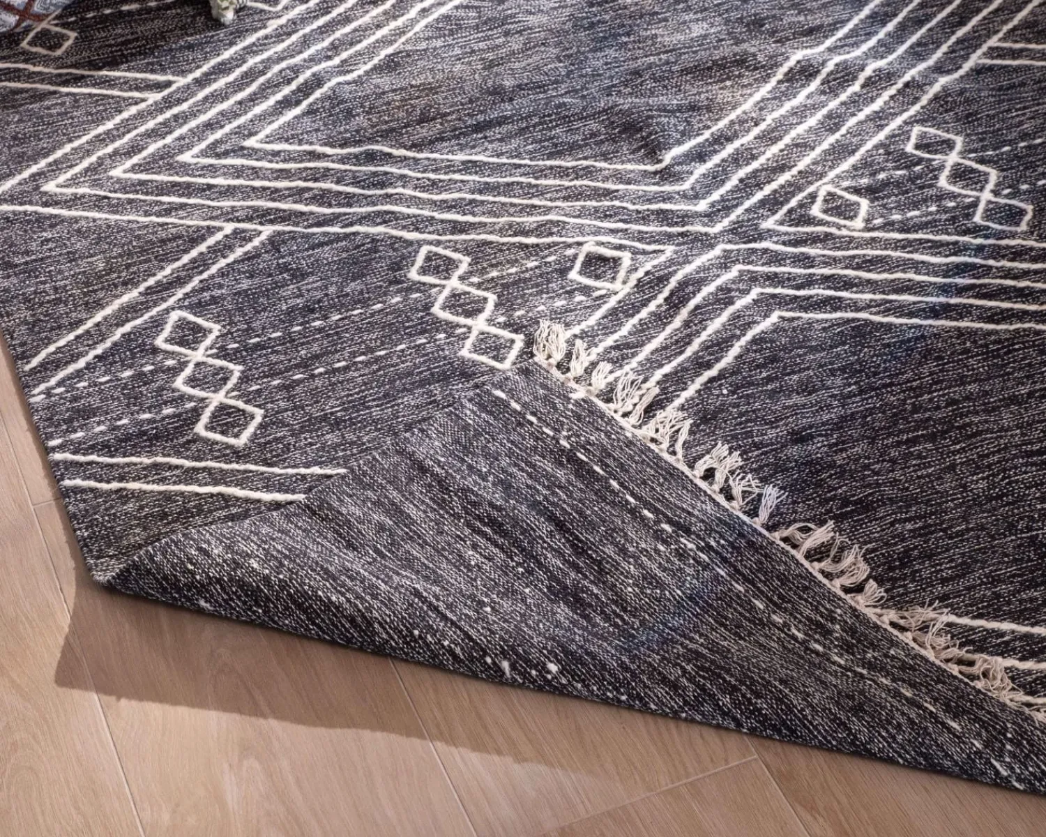Meuble House Grand tapis ethnique noir motifs brodés blancs "Solira" 300x200cm Online