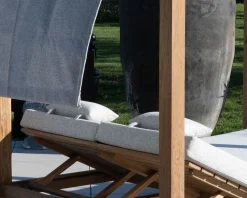Meuble House Lit de jardin en teck et tissu spécial extérieur gris clair 