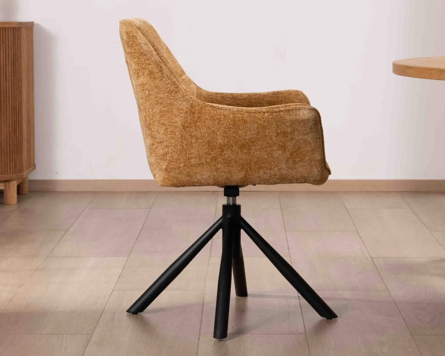 Meuble House Lot de 2 chaises avec accoudoirs en tissu jaune et pied métal pivotant "Ewing" Hot