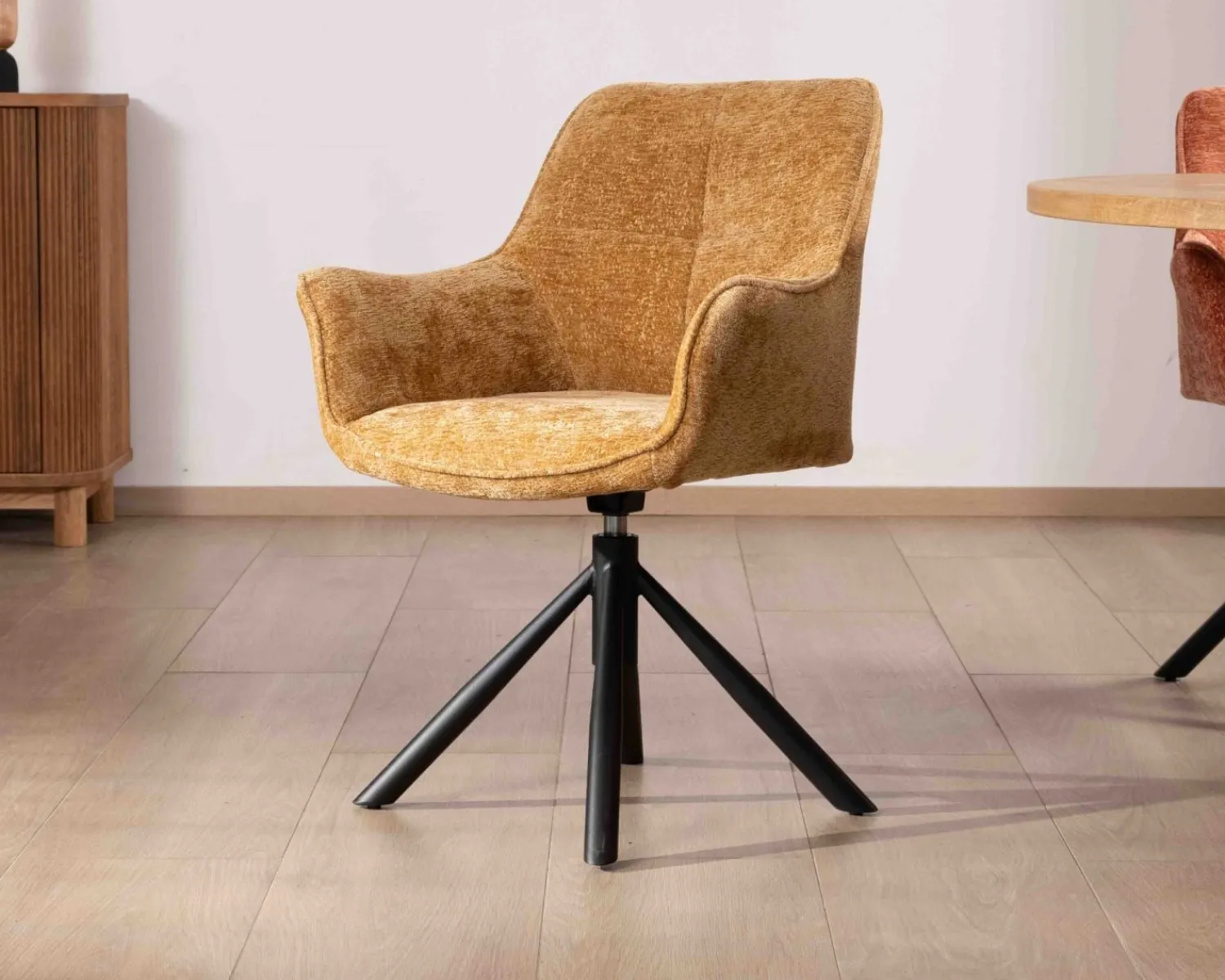 Meuble House Lot de 2 chaises avec accoudoirs en tissu jaune et pied métal pivotant "Ewing" Hot