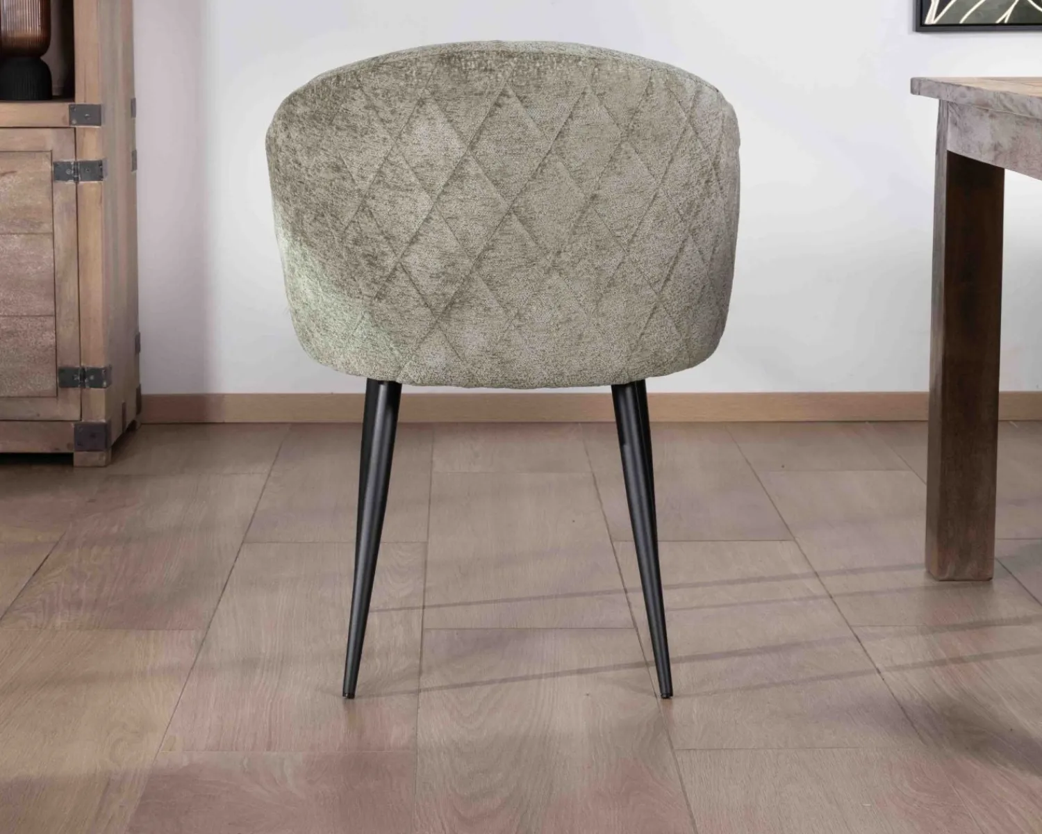 Meuble House Lot de 2 chaises contemporaines et enveloppantes en tissu bouclé vert "Kandy" Hot