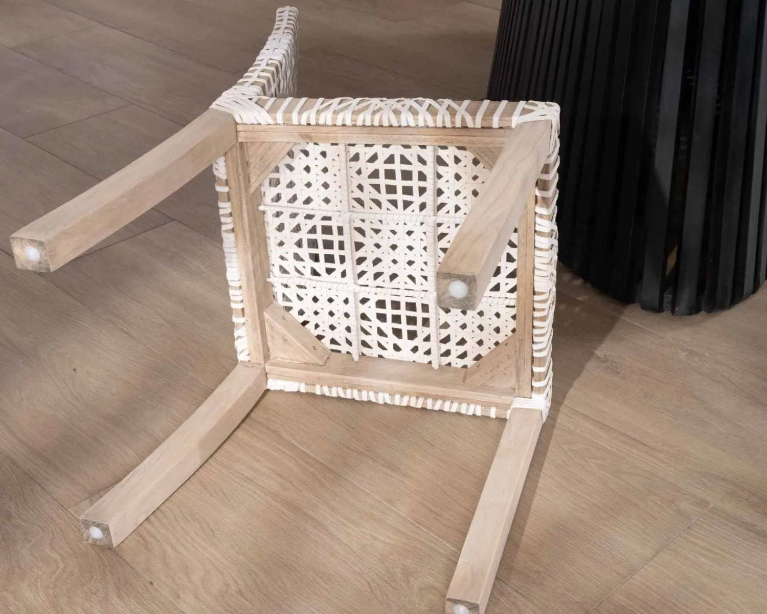 Meuble House Lot de 2 chaises de repas en teck et cuir blanc tressé "Mambow" Clearance