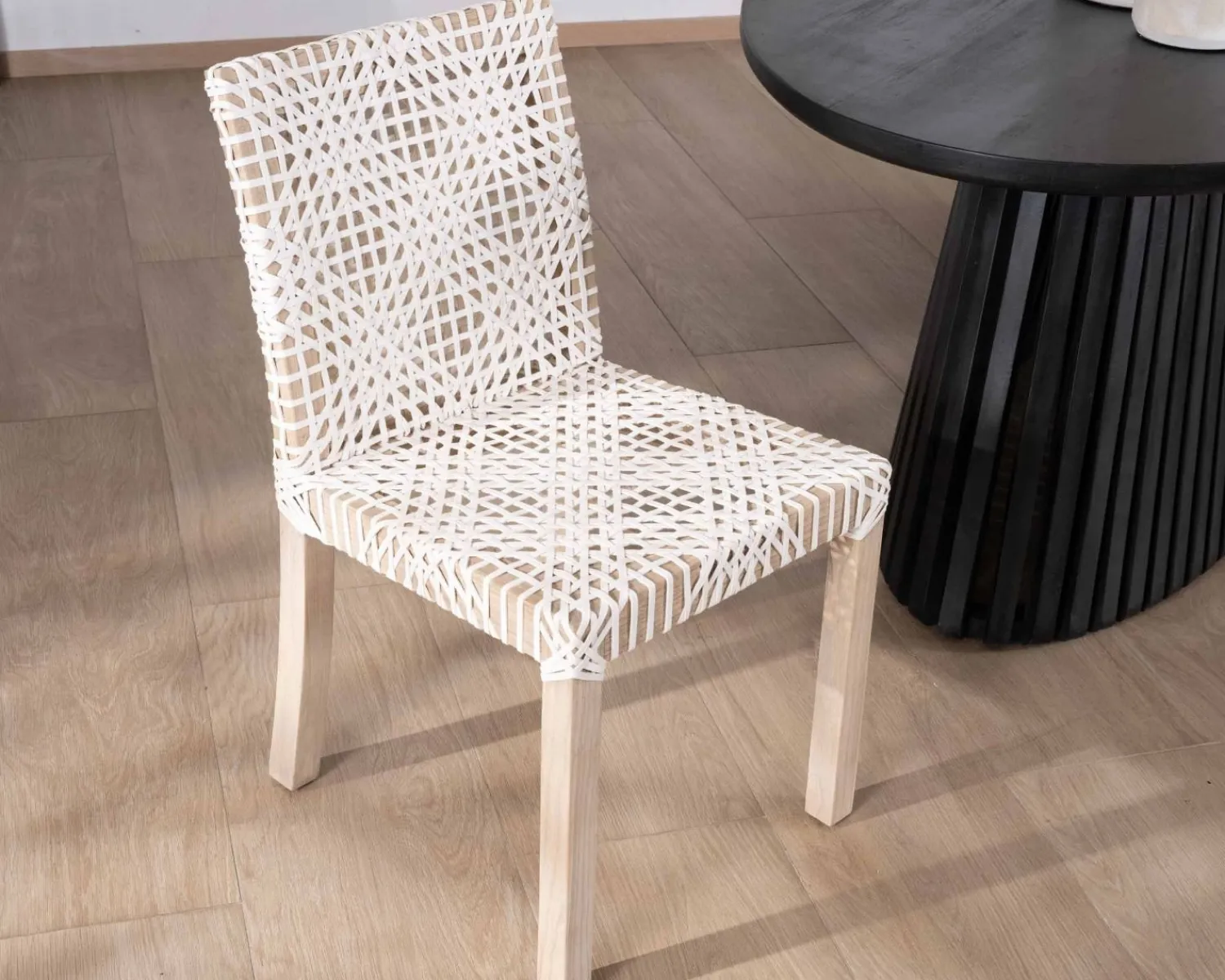 Meuble House Lot de 2 chaises de repas en teck et cuir blanc tressé "Mambow" Clearance