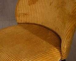 Meuble House Lot de 4 chaises de repas en velours moutarde et pieds en métal noir 
