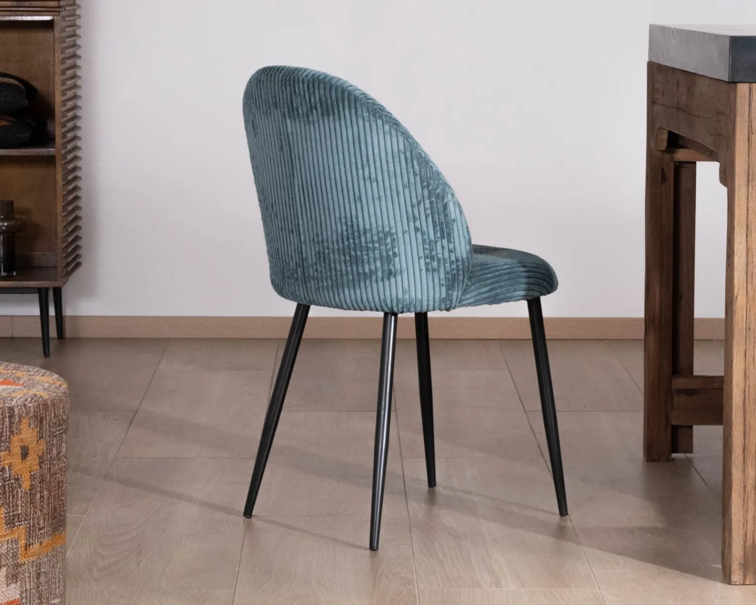 Meuble House Lot de 4 chaises de repas esprit vintage en velours bleu pétrole et métal noir "Bellot" Discount