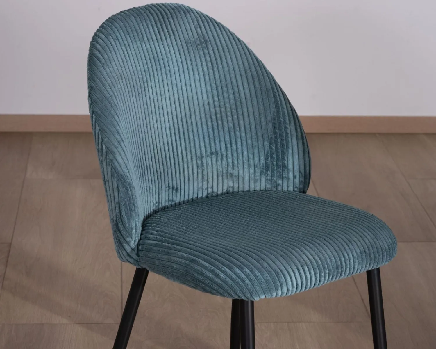Meuble House Lot de 4 chaises de repas esprit vintage en velours bleu pétrole et métal noir "Bellot" Discount
