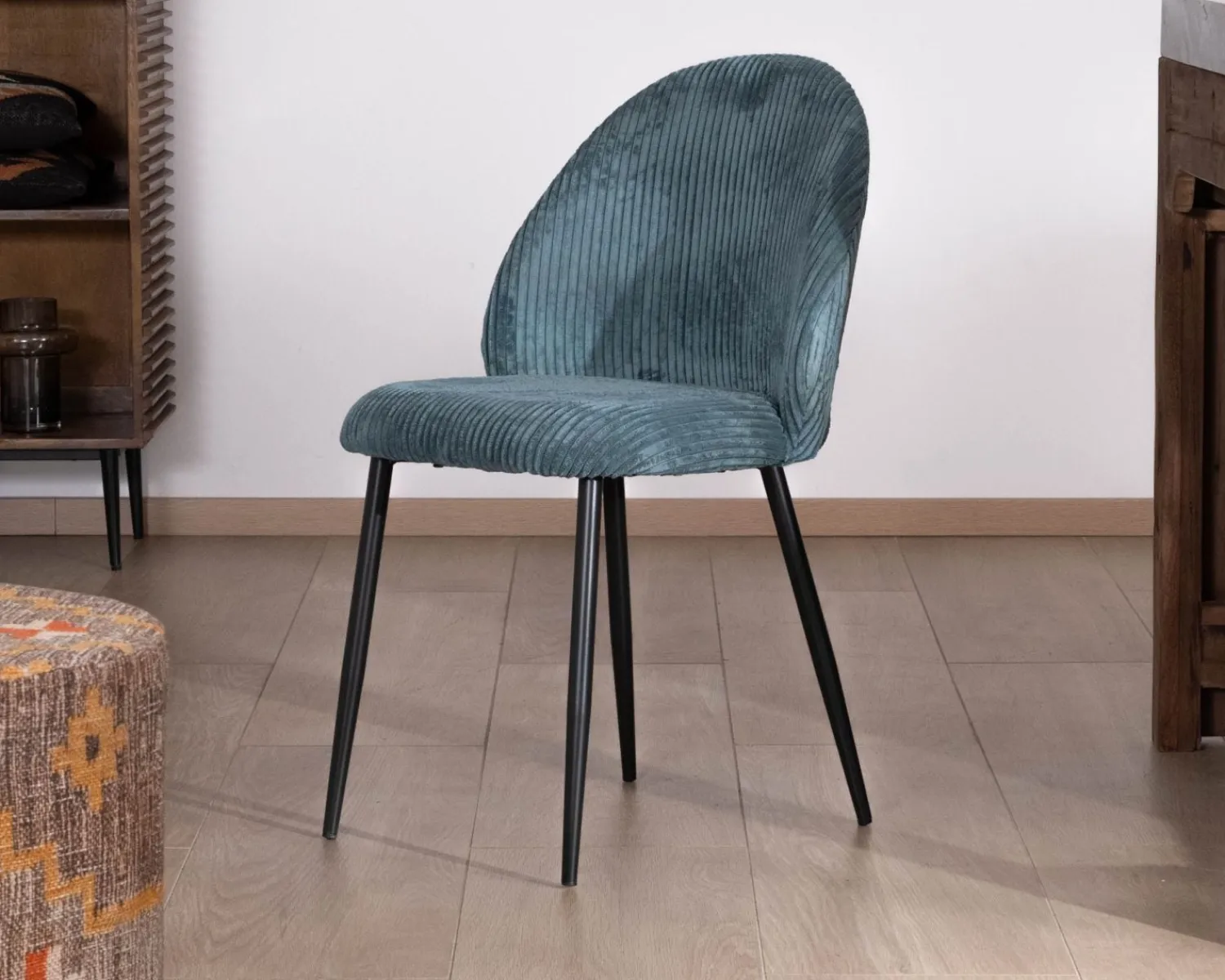 Meuble House Lot de 4 chaises de repas esprit vintage en velours bleu pétrole et métal noir "Bellot" Discount
