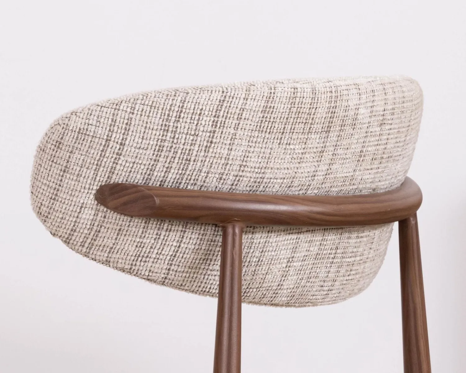 Meuble House Lot de 2 chaises de repas rétro en tissu tramé beige et marron "Arpège" pieds métal aspect noyer Best