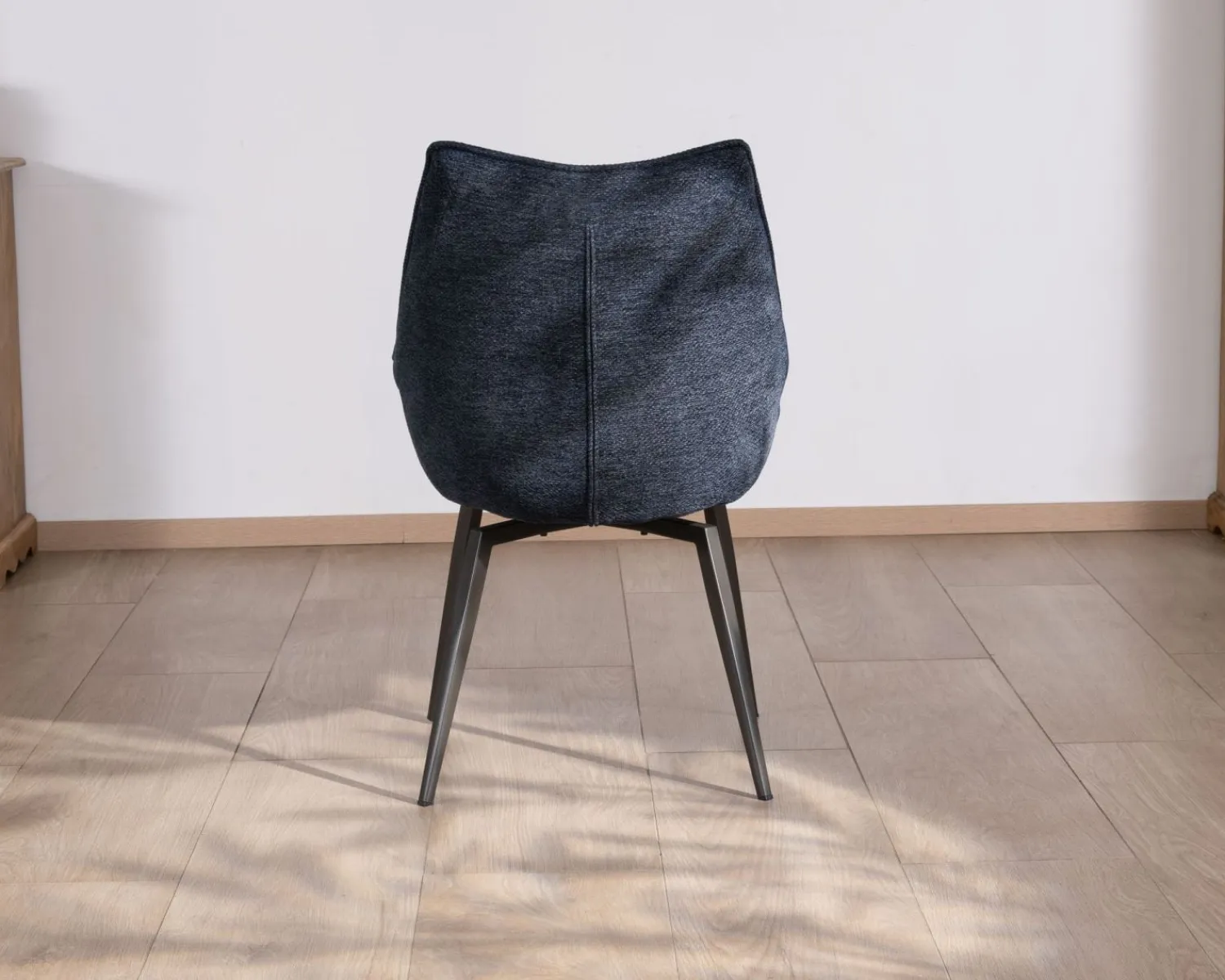 Meuble House Lot de 2 chaises de repas style vintage en tissu bleu foncé et pieds métal design "Niko" Outlet