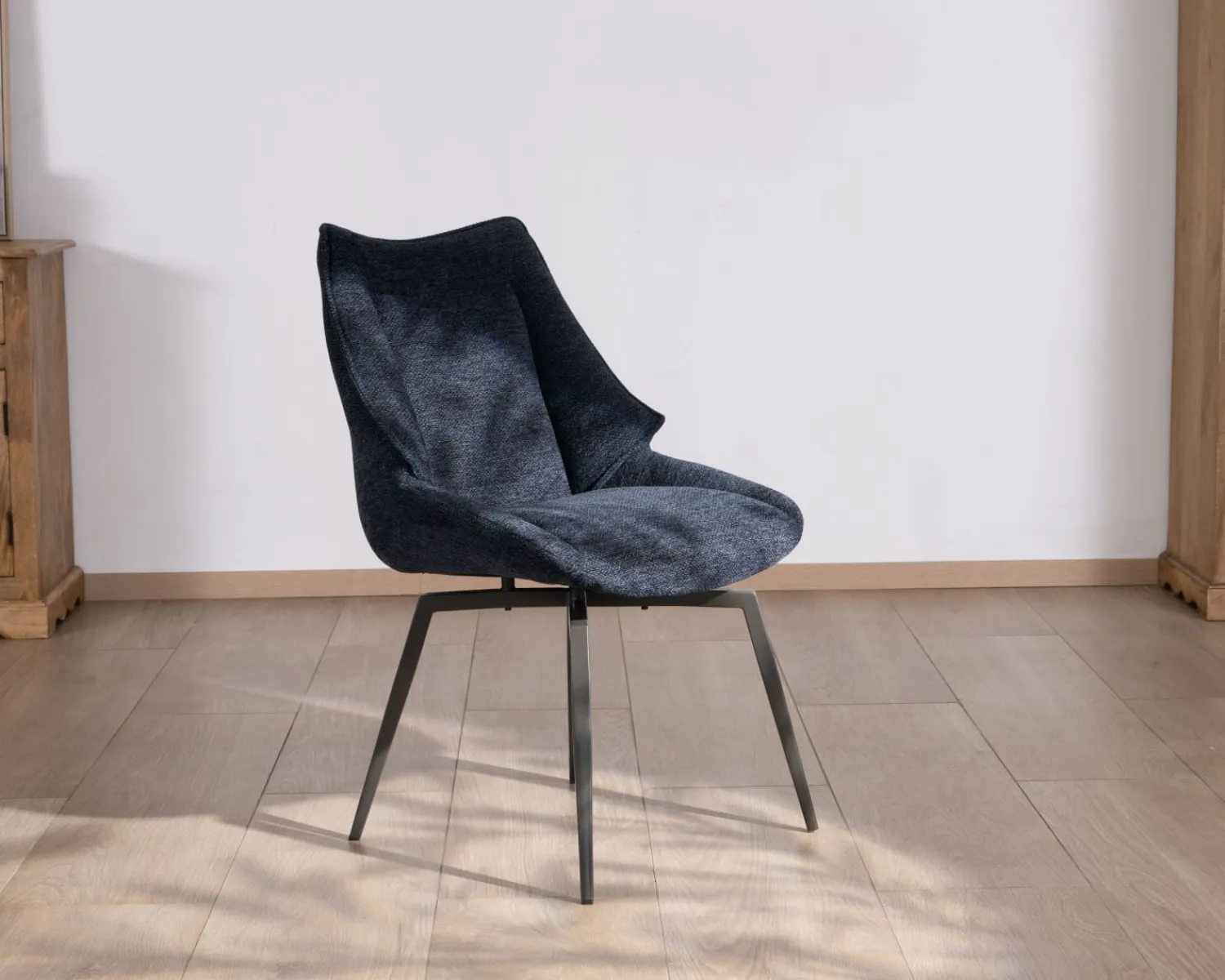 Meuble House Lot de 2 chaises de repas style vintage en tissu bleu foncé et pieds métal design "Niko" Outlet