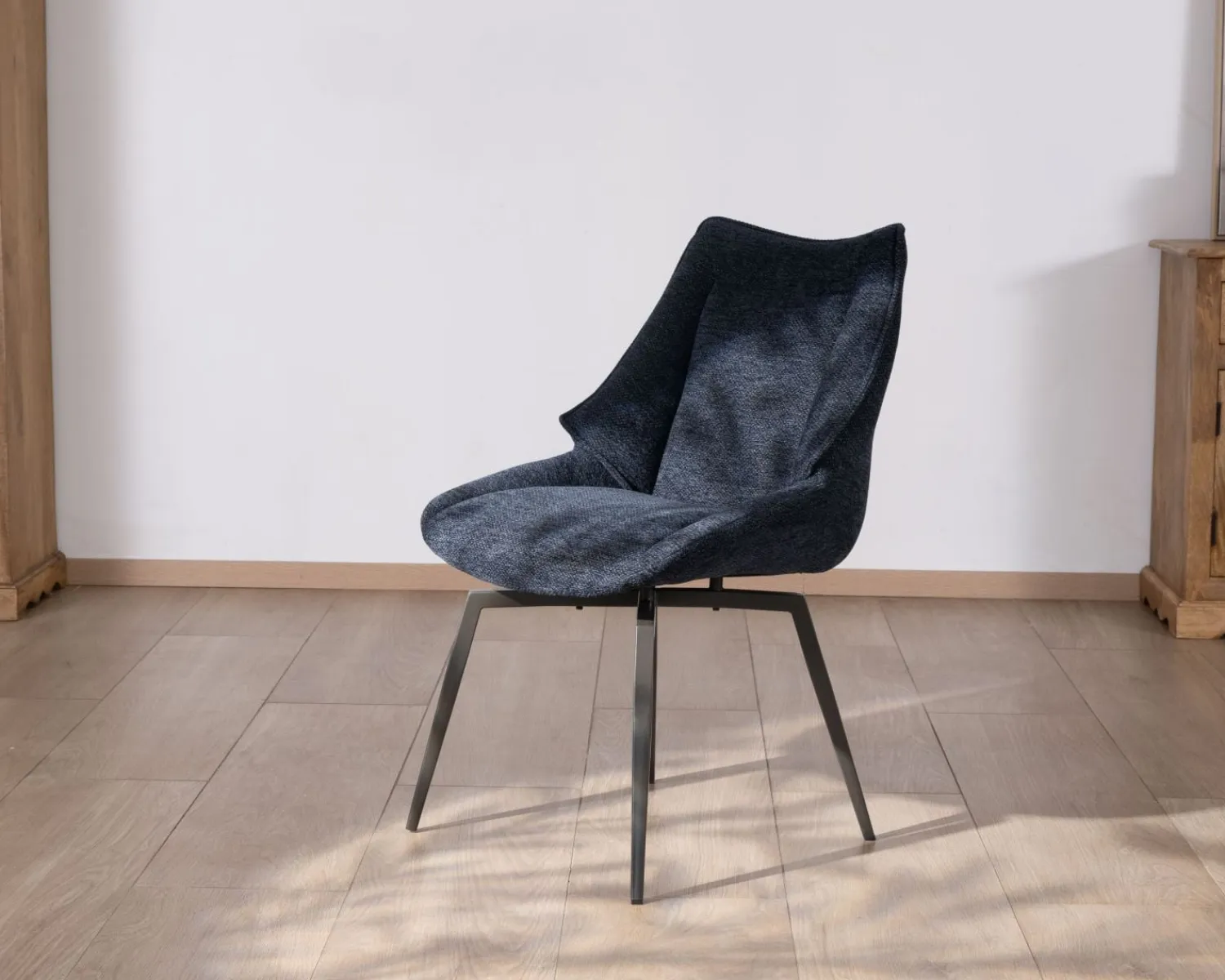 Meuble House Lot de 2 chaises de repas style vintage en tissu bleu foncé et pieds métal design "Niko" Outlet
