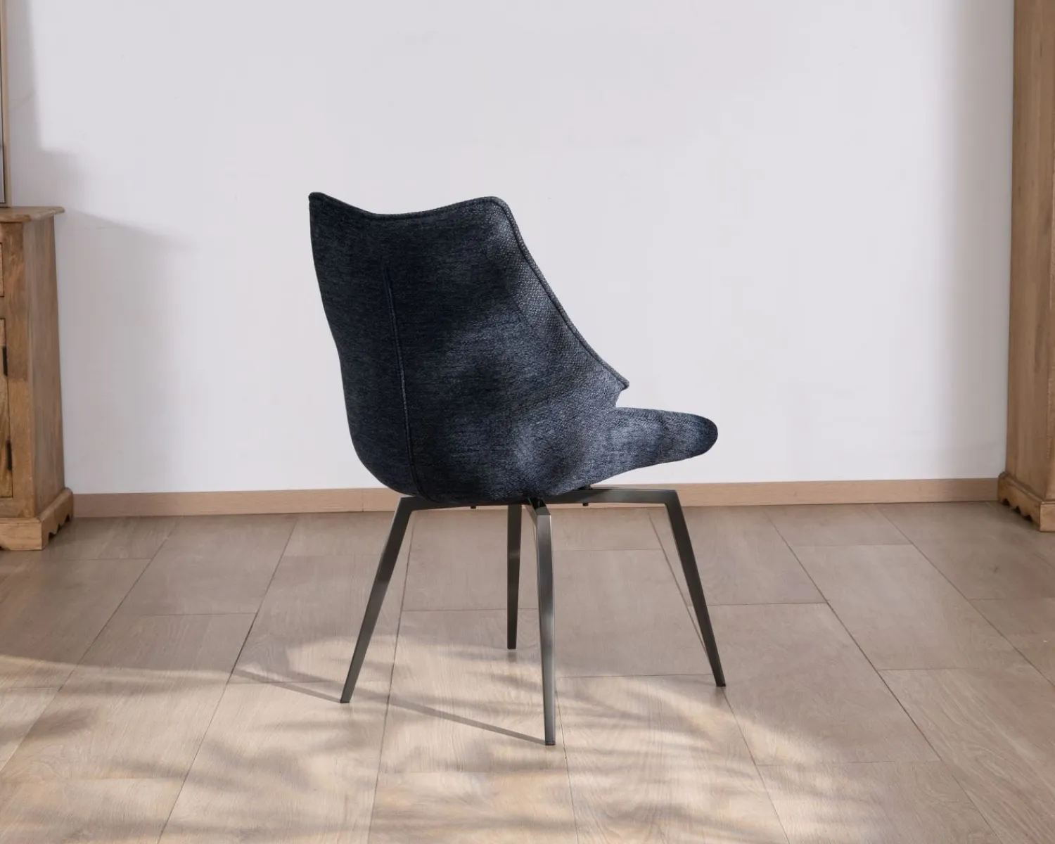 Meuble House Lot de 2 chaises de repas style vintage en tissu bleu foncé et pieds métal design "Niko" Outlet