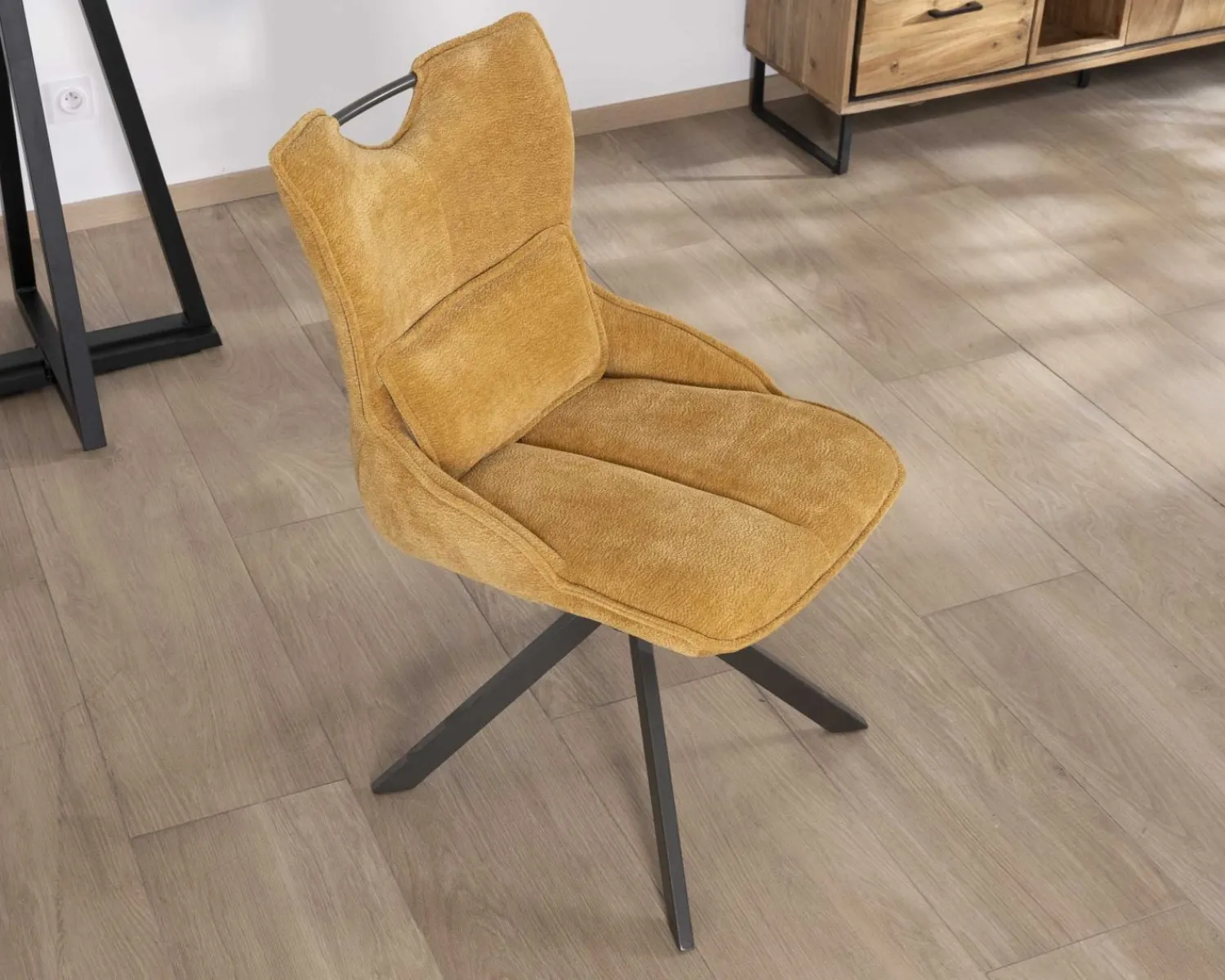 Meuble House Lot de 2 chaises en tissu jaune moutarde sur pied rotatif en métal "Biorg" style rétro Discount